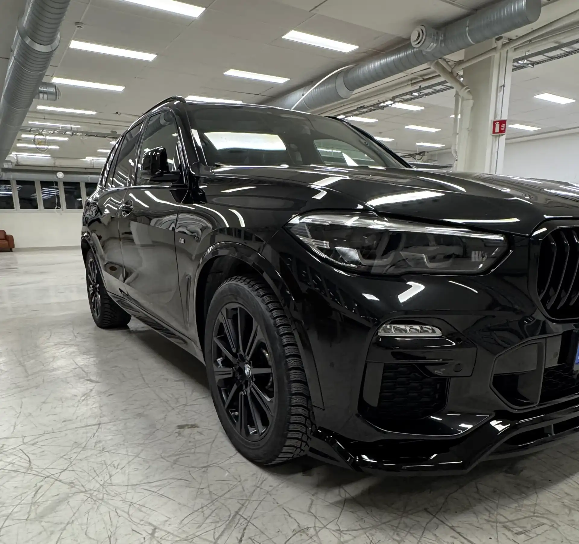 Bil før PPF med steinsprutskader og bil etter PPF installasjon med perfekt front