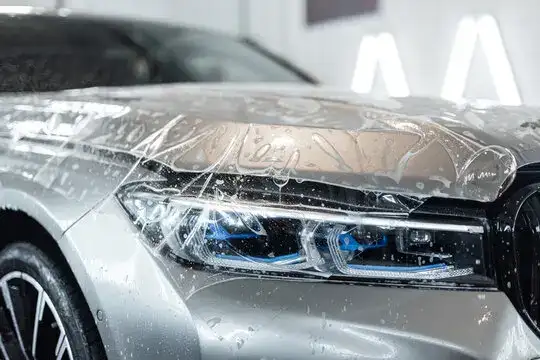 Bil før full PPF med omfattende steinsprut og bil etter full PPF installasjon med perfekt finish